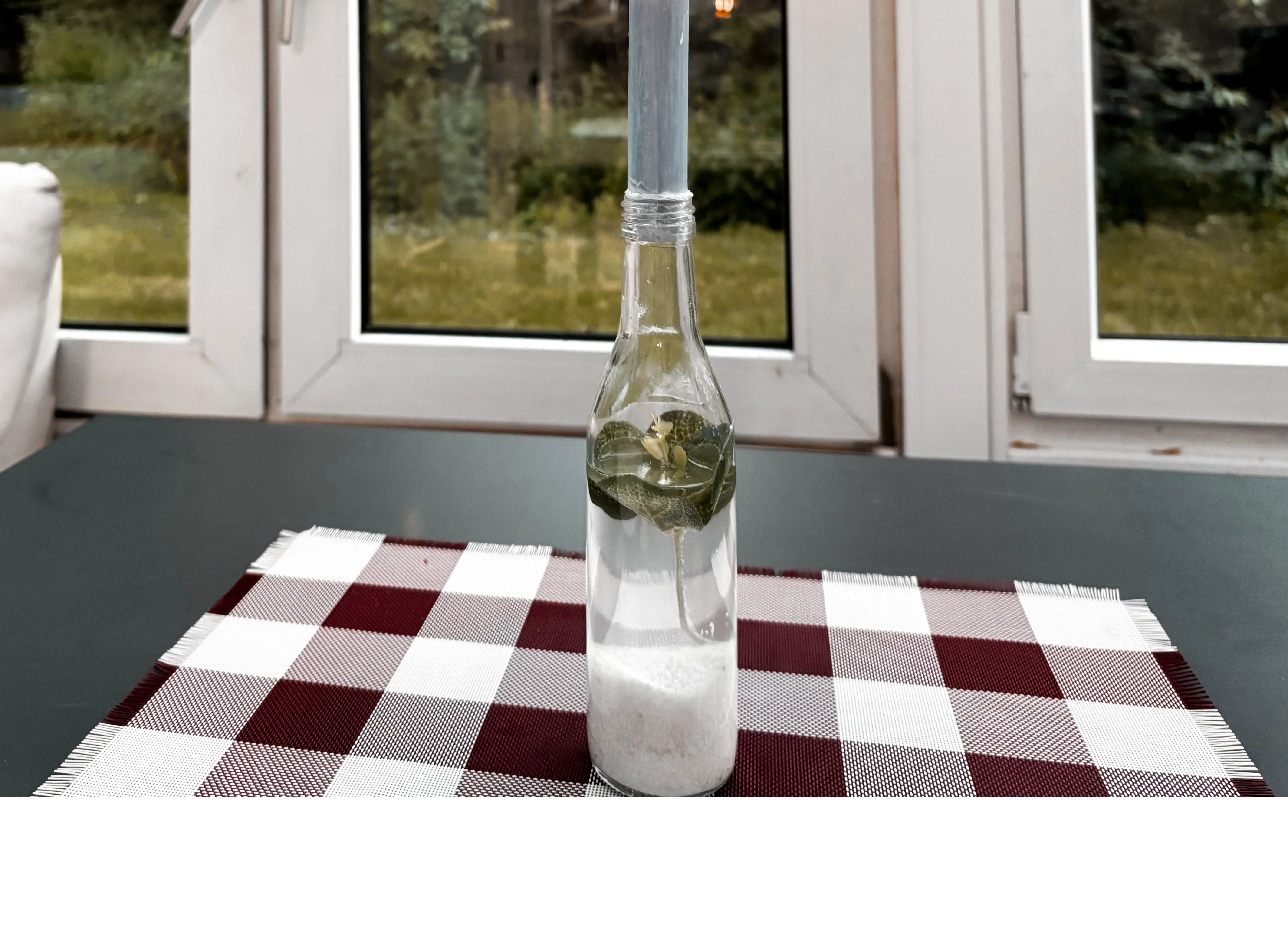 DIY-Kerzenhalter mit Meeresfeeling aus Flasche & Sand