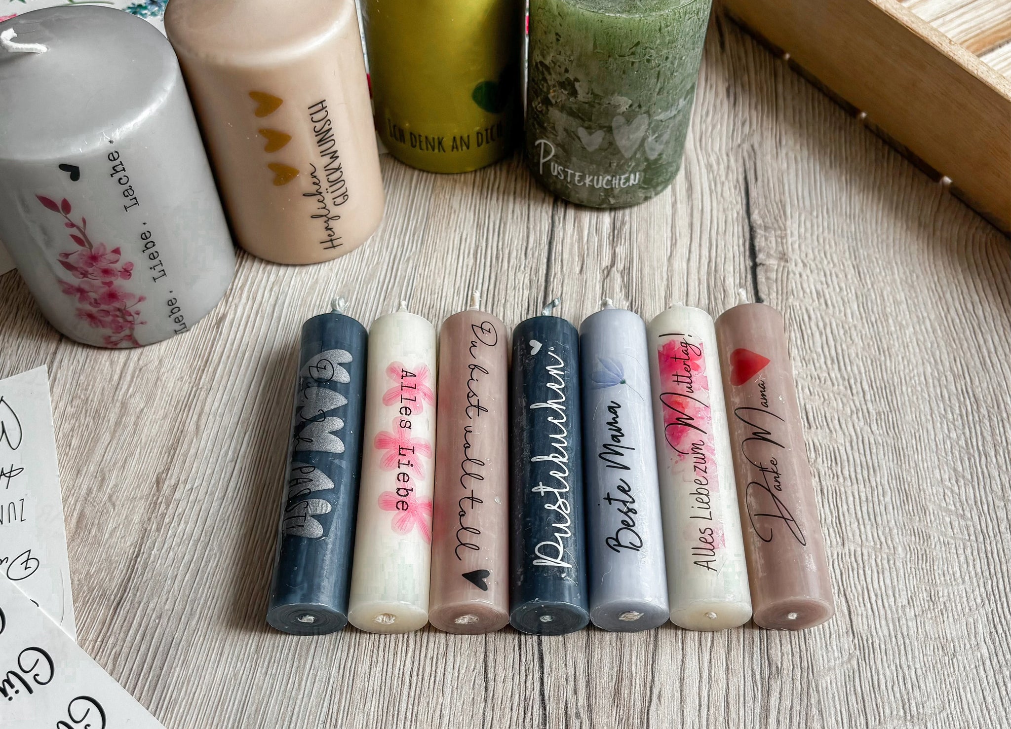 DIY-Geschenkidee: Kerzen verzieren mit Kerzenfolie