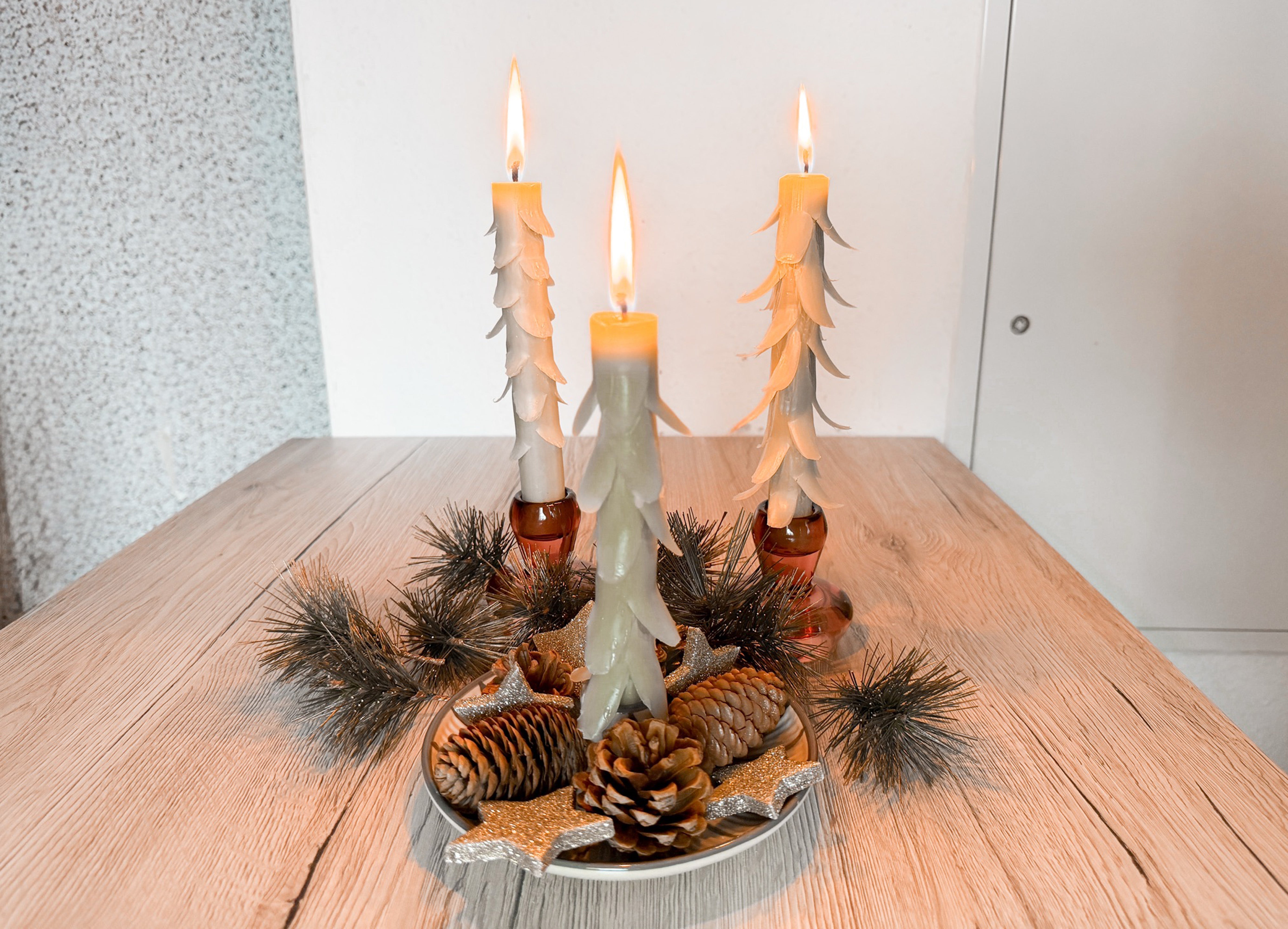 DIY Winterwald-Kerzen: Stabkerzen einfach winterlich dekorieren