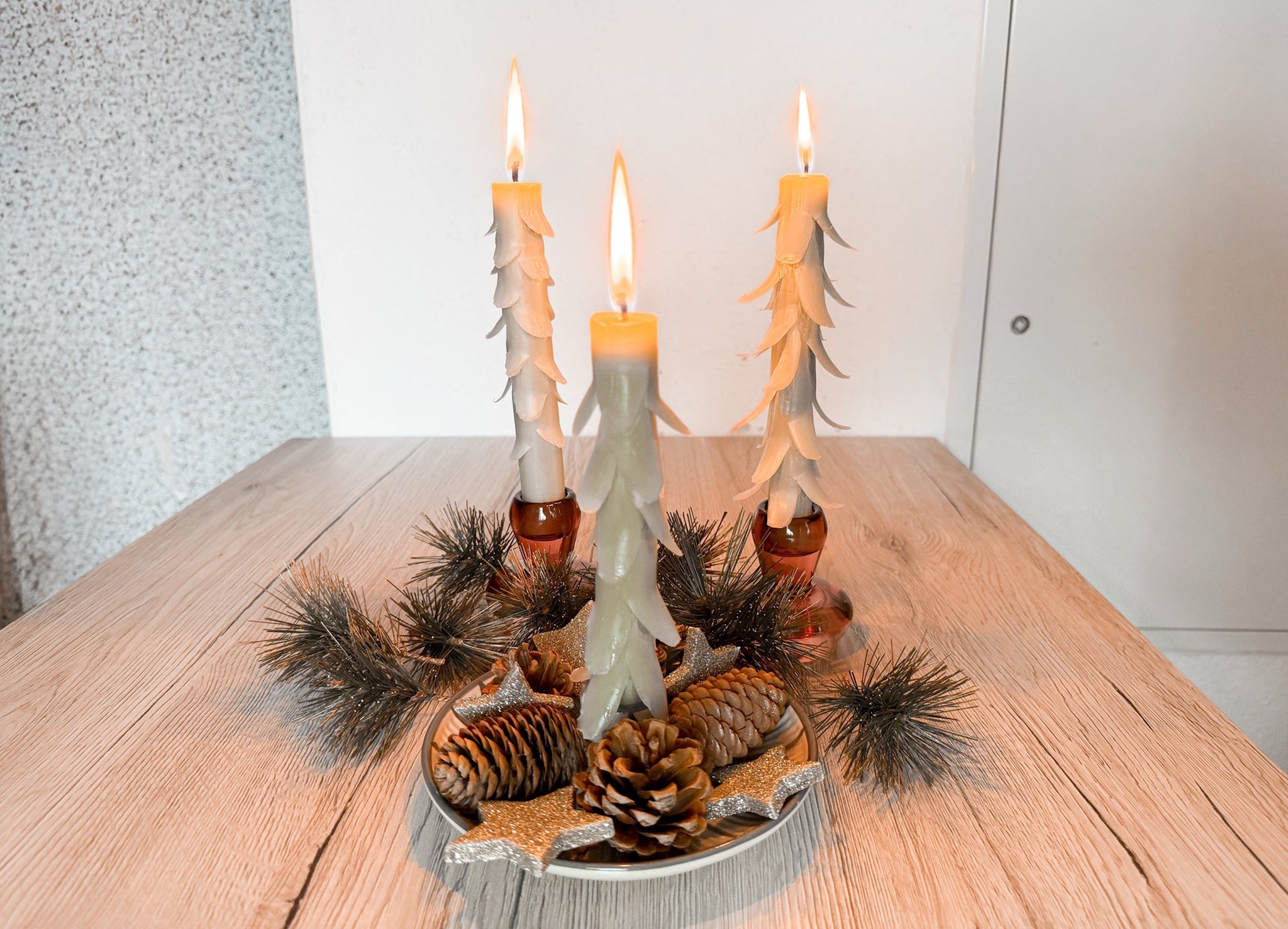 DIY Winterwald-Kerzen: Stabkerzen einfach winterlich dekorieren