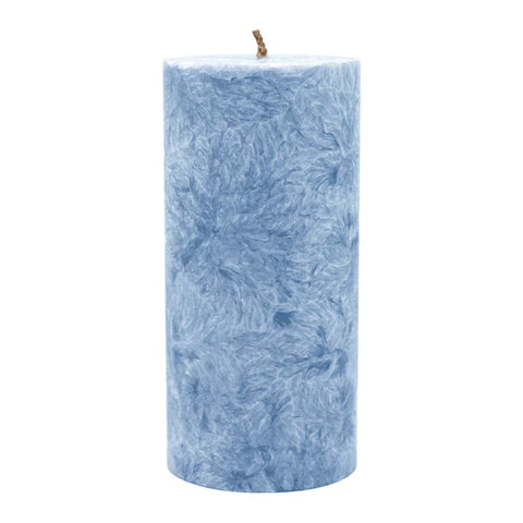 Stumpenkerze aus Stearin, Taubenblau, 64/135 mm, 100% pflanzlicher Wachs, KERZENFARM HAHN, Brenndauer ca. 41h - luterne.shop